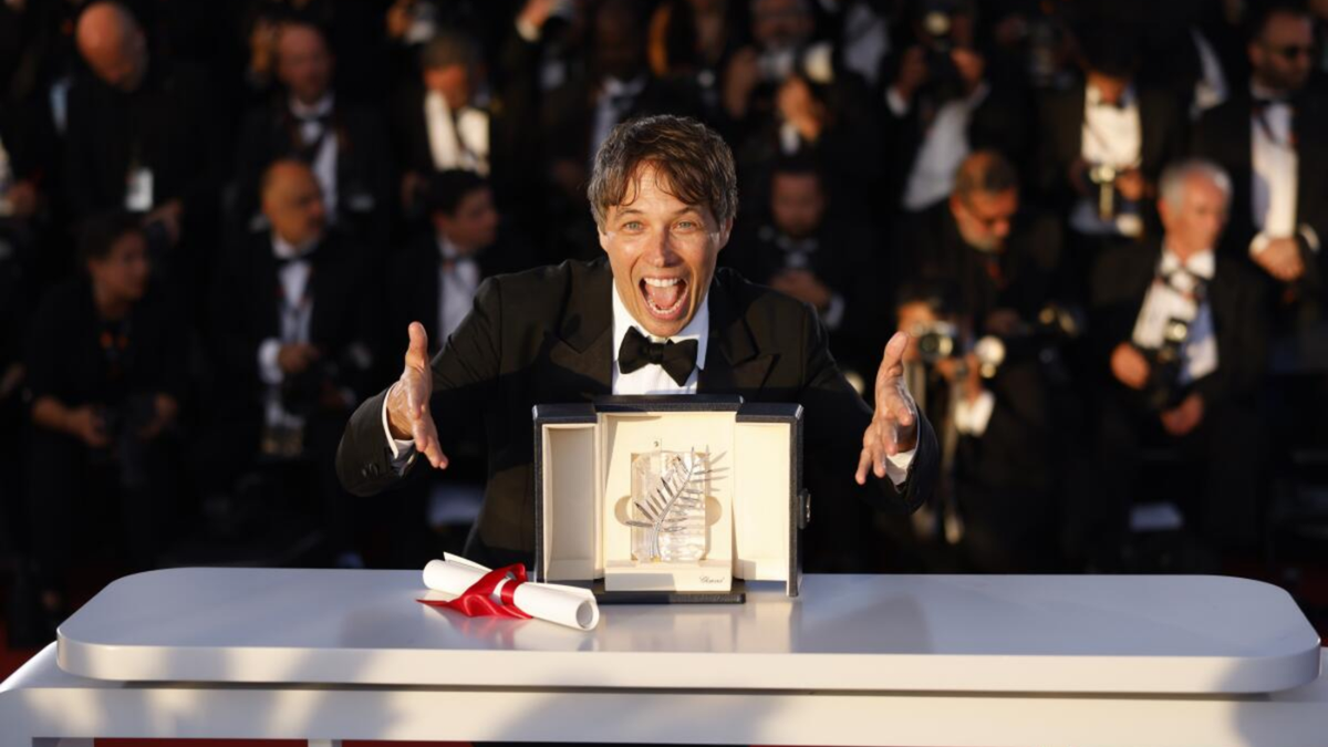 Sean Baker, ganador de la Palma de Oro por su película "Anora" en la premiación en la edición 77 del Festival Internacional de Cine de Cannes