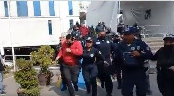 Extesorero de Naucalpan fue agredido con huevos y jitomatazos por empleados municipales; exigen pago