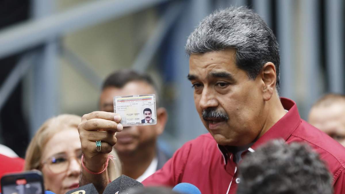 El presidente de Venezuela, Nicolás Maduro, muestra su cédula de identidad a los periodistas tras votar en las elecciones legislativas y regionales en Caracas