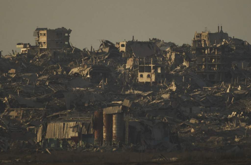 Edificios destruidos durante las operaciones terrestres y aéreas israelíes se encuentran en el norte de la Franja de Gaza al atardecer, visto desde el sur de Israel, el martes 16 de septiembre de 2025.