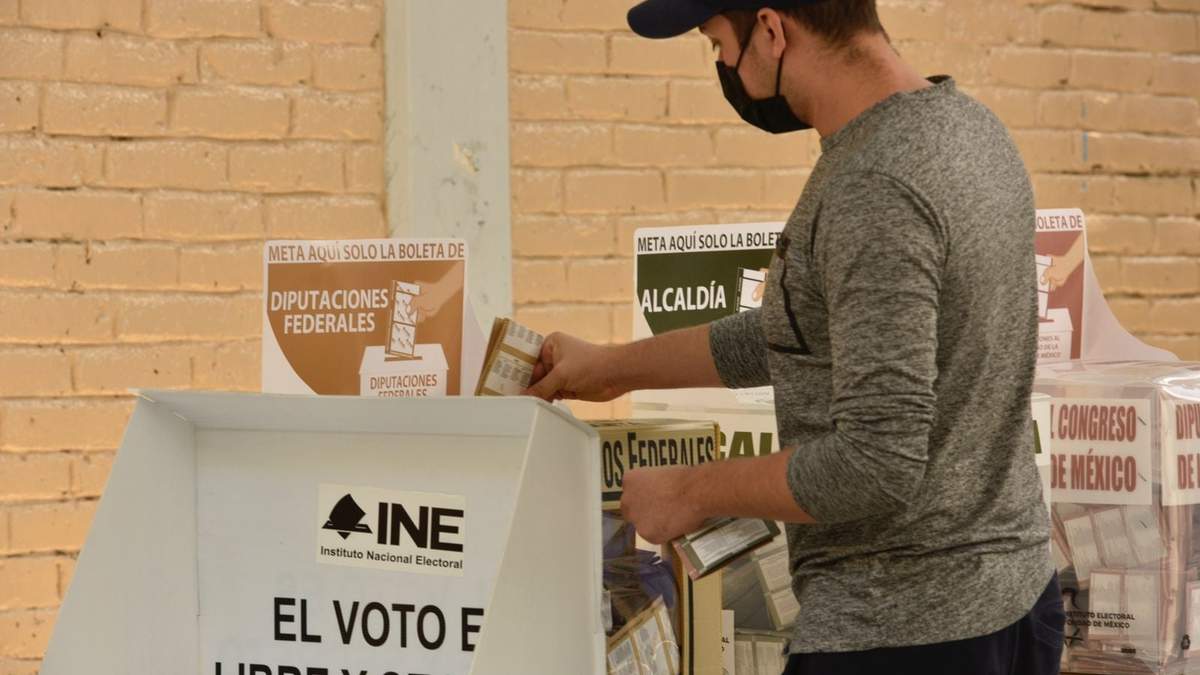 Un ciudadano ejerce su voto en la CDMX