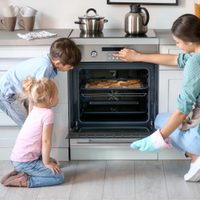 Con una fórmula sencilla y económica, limpiá tu horno eléctrico lleno de grasa y dejalo como nuevo