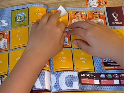 Sebastián, el niño con discapacidad visual que adaptó al braille su álbum Panini de Qatar (Video)