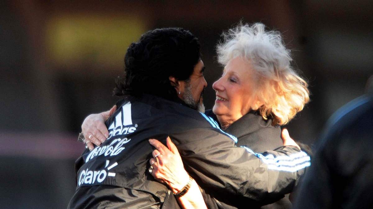 Diego Maradona junto con Estela de Carlotto. Fuente: (Twitter)