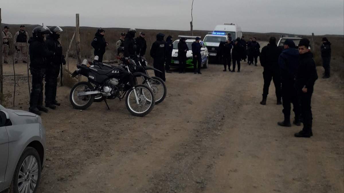 Gran cantidad de efectivos policiales en el lugar del hallazgo del cadáver. Fuente (Canal 3 Arroyón)