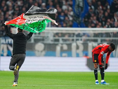 Manifestante pro Palestina irrumpe en partido de Champions League
