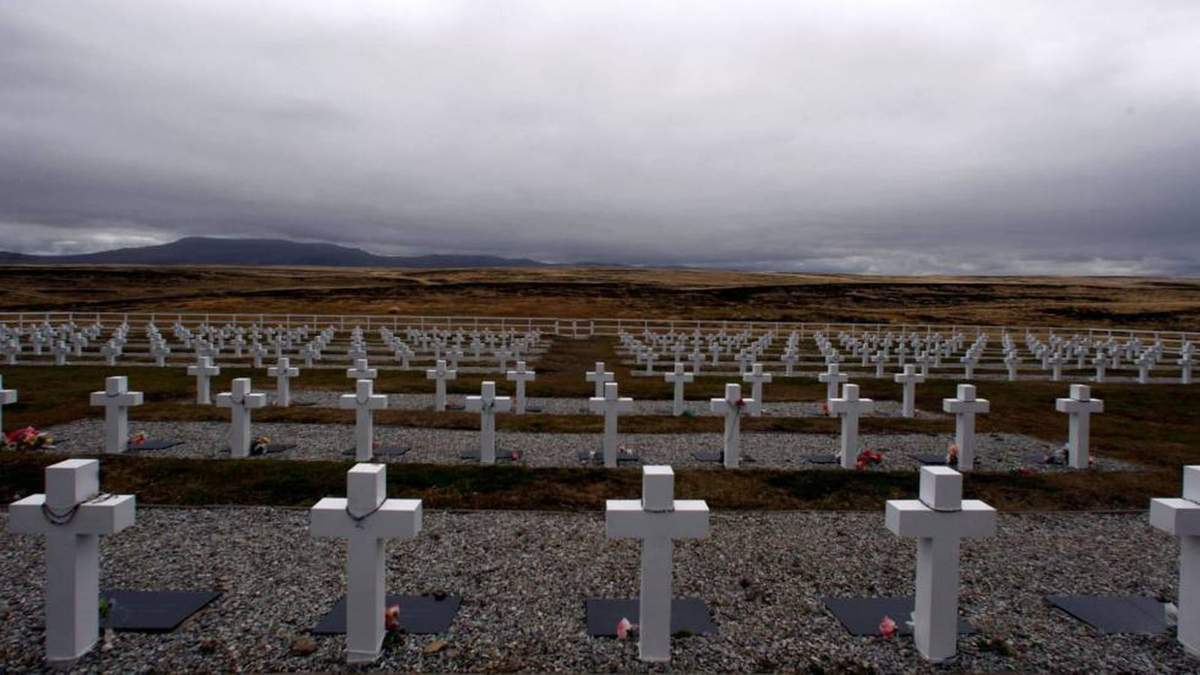 Tumbas de soldados argentinos en las Islas Malvinas. Fuente: (Twitter)