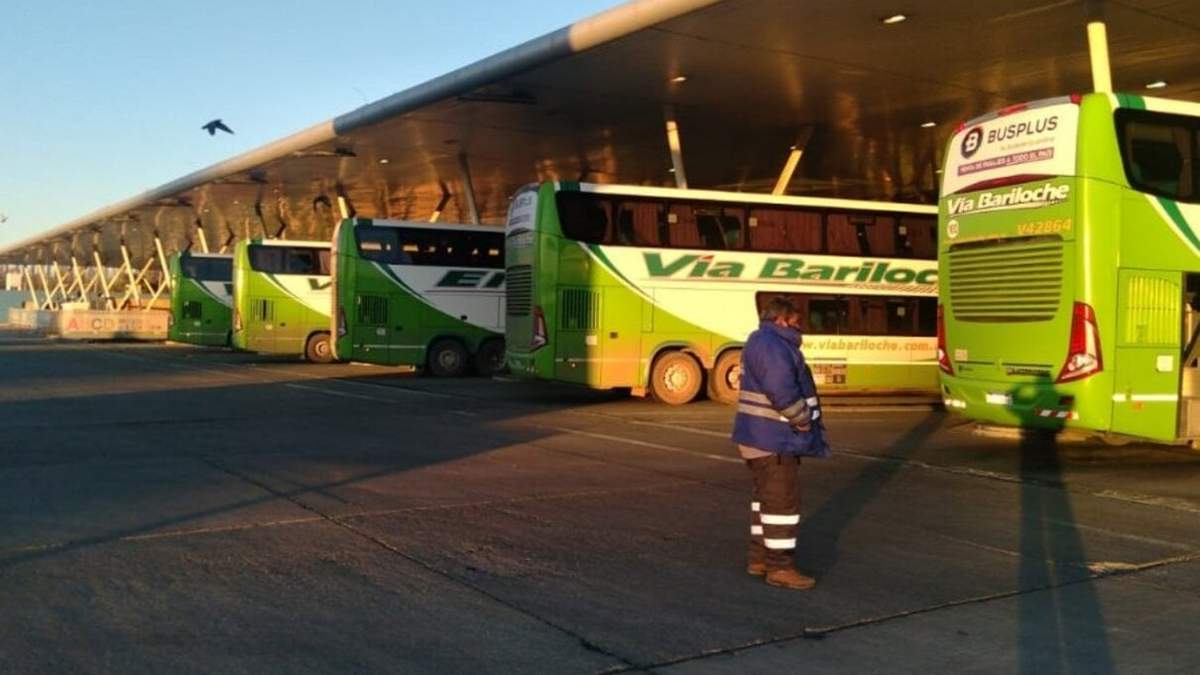 Colectivos parados en la ETON en la ciudad de Neuquén. Fuente: (Twitter)