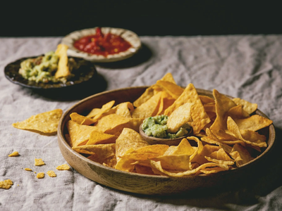 En 5 minutos y sin amasar, hacé estos nachos exprés para untarles lo que sea y llevar tu picada a otro nivel