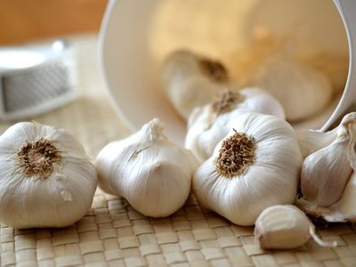 Cubitos de ajo: el trucazo para condimentar tus comidas más rápido y que duran bastante tiempo