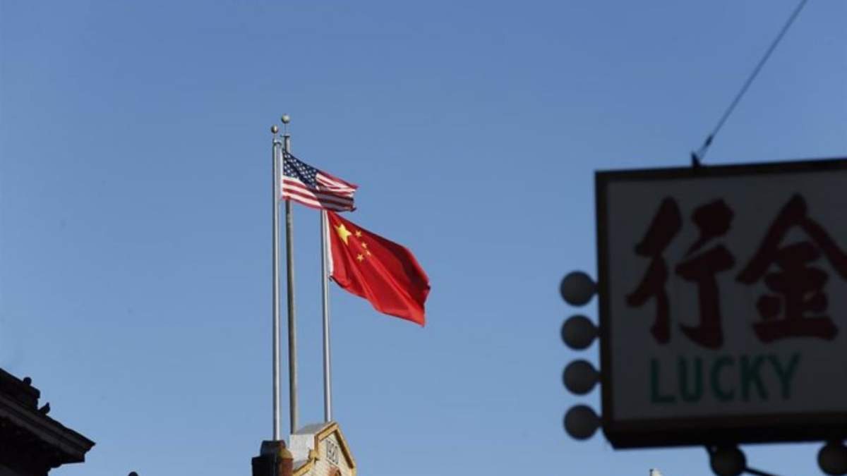 Imagen de una bandera estadunidense y una china en San Francisco