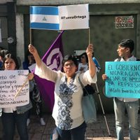 Activistas protestan frente a la embajada de Nicaragua en México para exigir un alto a la violencia
