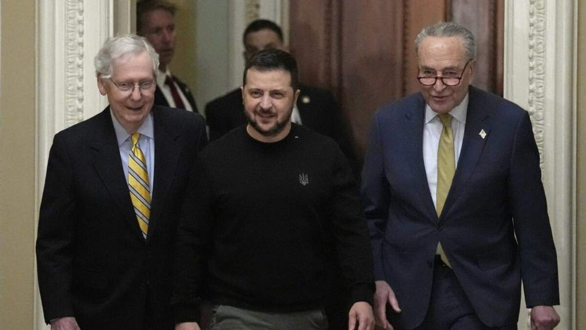 El presidente ucraniano entra al Capitolio flanqueado por el líder de la minoría Mitch McConnell (izq) y el líder de la mayoría Chuck Schumer, Washington