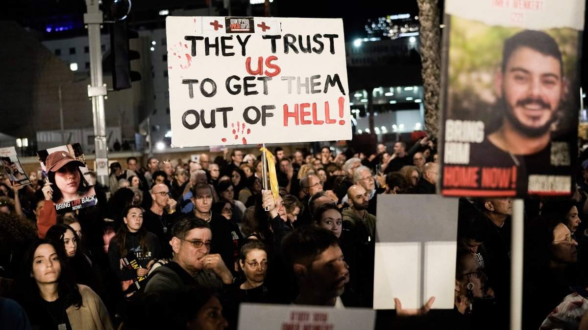 Familiares y partidarios de rehenes israelíes retenidos por Hamás en Gaza en una manifestación pidiendo su regreso, en Tel Aviv