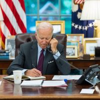 Encuesta: Aprobación de Biden cae casi a su nivel más bajo