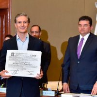 Pese a 'cochinero”, el IEEM valida elección en Edomex y entrega constancia a Del Mazo