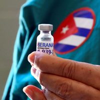 Argentina analiza comprar dos vacunas cubanas con un monto que debe la nación caribeña desde 1973