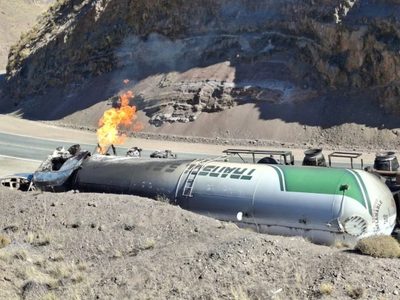 El tránsito sigue interrumpido en la ruta 237 tras el accidente entre un camión con gas inflamable y un auto Fiat Palio