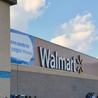 Llaman a boicot contra Walmart por rechazar a adultos mayores como empacadores