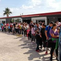 Aseguran a 132 migrantes que se habían escondido en un motel de Tabasco