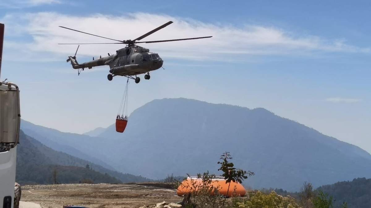 Helicóptero transporta agua para combatir los incendios en Oaxaca