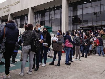 Pese a récord de contagios, persisten las aglomeraciones en el Hospital de La Raza