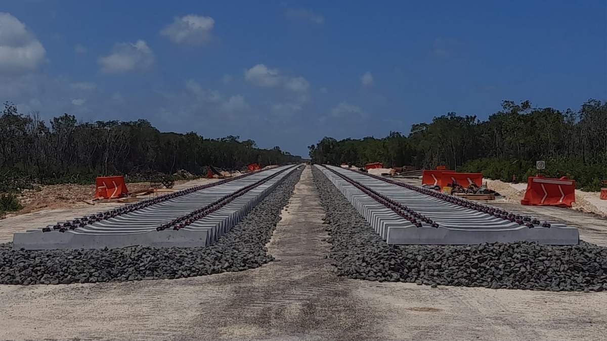 Balasto, piedra fina debajo de las vías que da firmeza y estabilidad a paso del tren