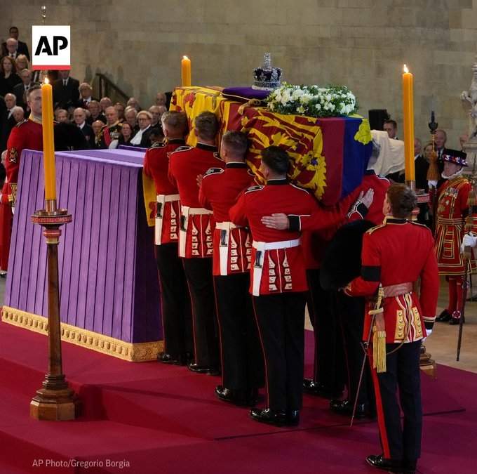El féretro de la reina Isabel II llega al histórico Westminster Hall