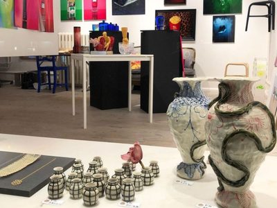 Arte y naturaleza: borda flores sobre jarrones de porcelana