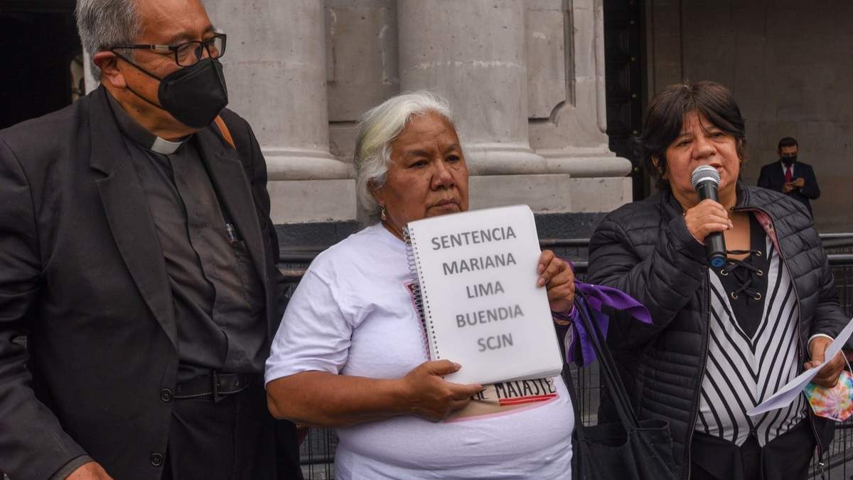 Irinea Buendía, madre de Mariana Lima, en un acto de junio de 2022 donde exigía una sentencia ejemplar contra la expareja y asesino de su hija, Julio César Hernández