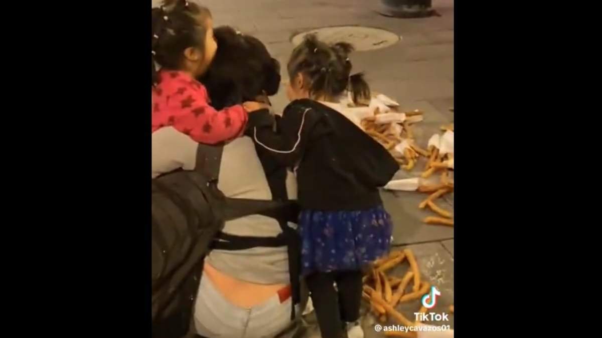 La mujer y sus dos hijas tras la agresión de policías de la CDMX