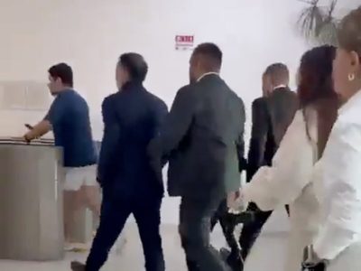 Alcalde de Metepec irrumpe en un club junto con sujetos armados (Videos)