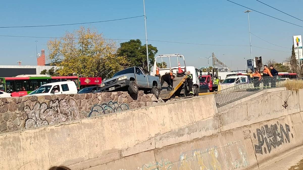 Una camioneta quedó al borde del cacique Guaymallén