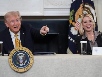 Trump asegura que firmaría la ley para publicar los archivos de Epstein