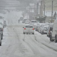 Bariloche bajo la nieve: la ciudad está paralizada y aislada por el temporal