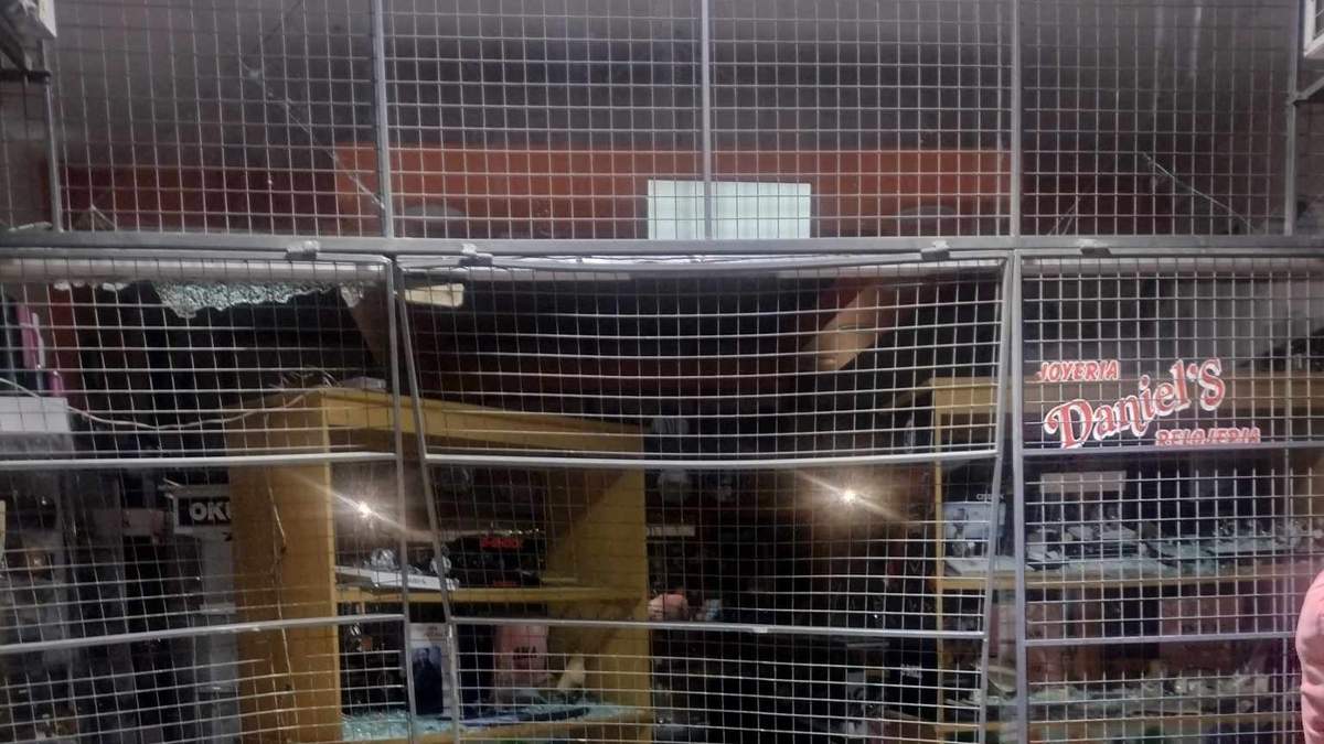 Así quedó el frente de la joyería. Fuente: (Facebook)