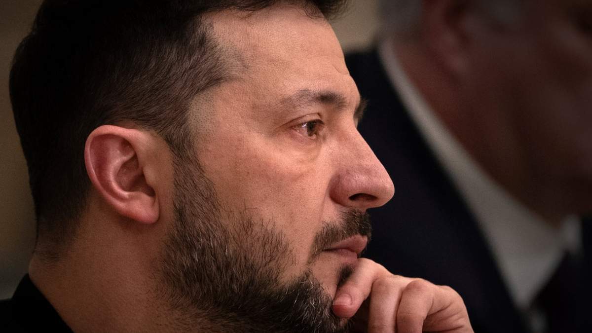 El presidente de Ucrania, Volodymyr Zelenskyy, mira durante una reunión con la ministra finlandesa de Exteriores, Elina Valtonen, en Kiev, Ucrania, el miércoles 8 de enero de 2025