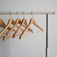 No la tires: transformá las perchas de madera rotas en este increíble organizador para tus joyas