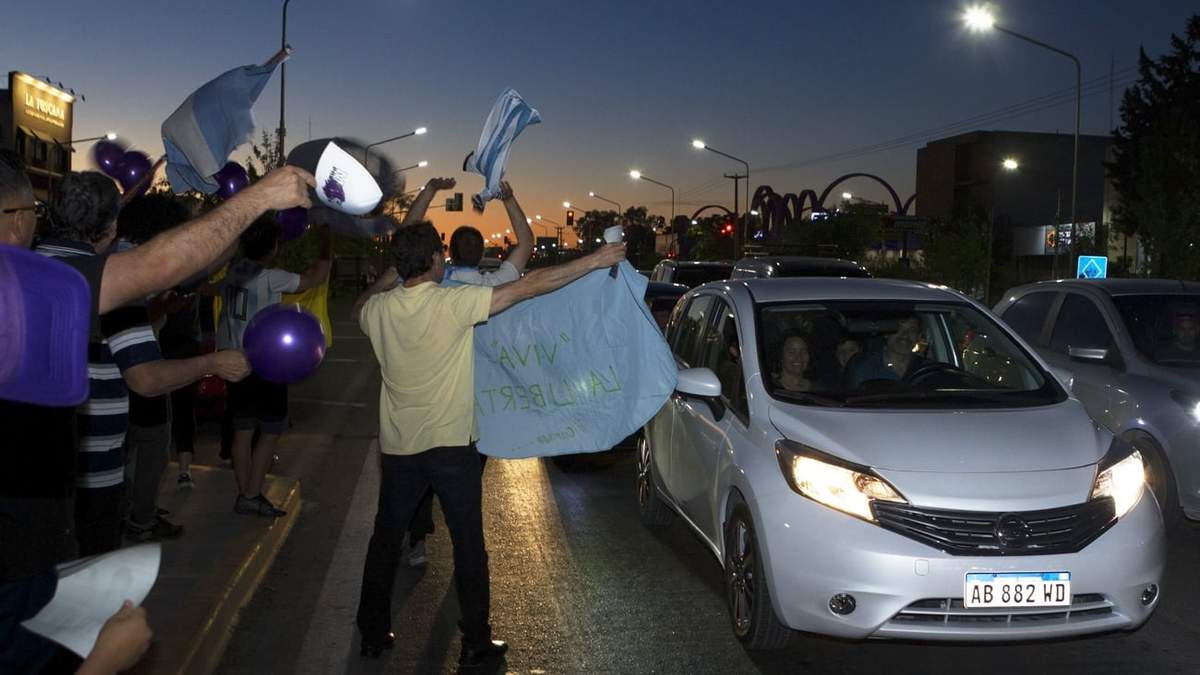 Militantes libertarios festejan sobre la Avenida Mosconi. Fuente: (Emiliano Ortiz)