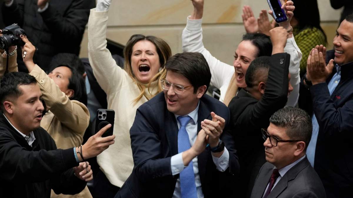 iguel Uribe Turbay, al centro, con corbata azul, senador colombiano y candidato presidencial por el partido derechista Centro Democrático