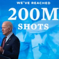 Biden anuncia la cifra de 200 millones de personas vacunadas en EU contra covid-19