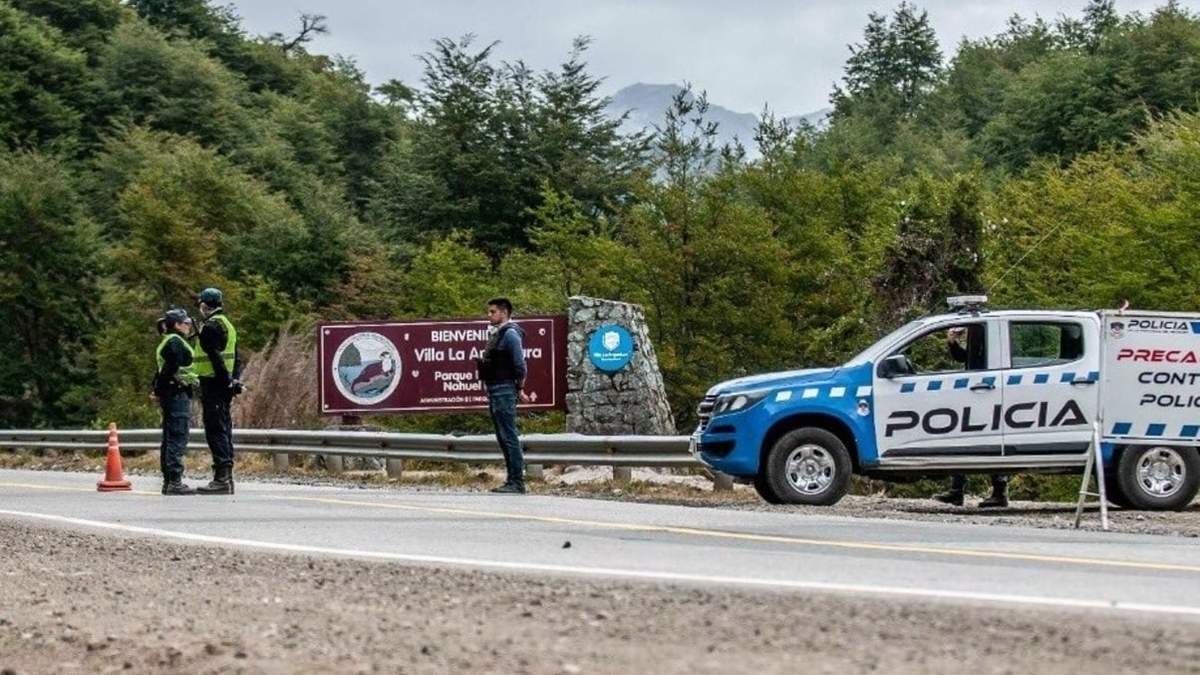 Operativo policial entre Villa la Angostura y San Martín de los Andes. Fuente: (Twitter)