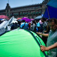 CNTE reubica plantón previo a marcha de "marea rosa" en el Zócalo; AMLO pide evitar confrontaciones