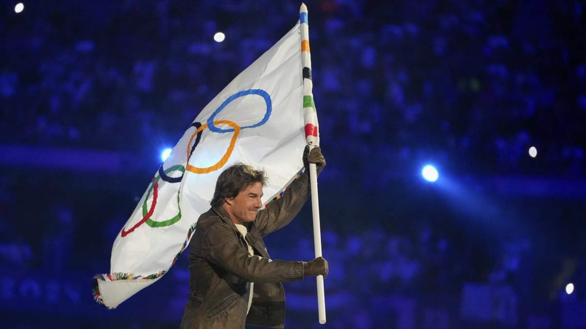 Tom Cruise porta la bandera olímpica durante la ceremonia de clausura de los Juegos Olímpicos