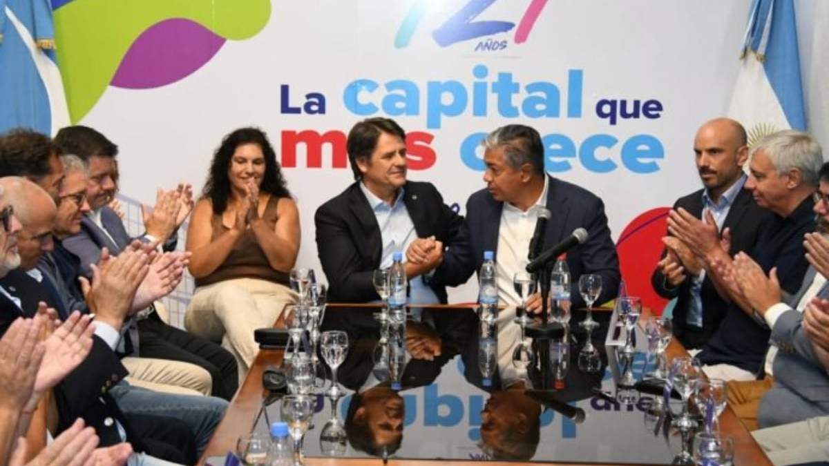 Rolando Figueroa y Mariano Gaido firmaron el acta de inicio de las obras en la Avenida Mosconi. Fuente: (Canal 7)