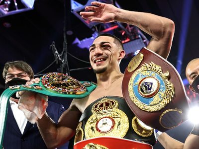 Teófimo López: con un polémico fallo derrotó a Vasiliy Lomachenko en la pelea del año