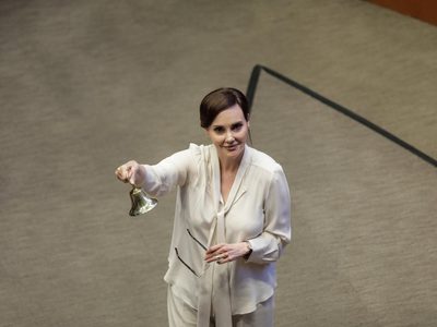 Lilly Téllez irrumpe con una campana; “alguien va a vender leche”, dice Fernández Noroña (Video)