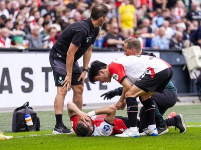 Santiago Giménez sale en camilla tras lesión con el Feyenoord (Video)
