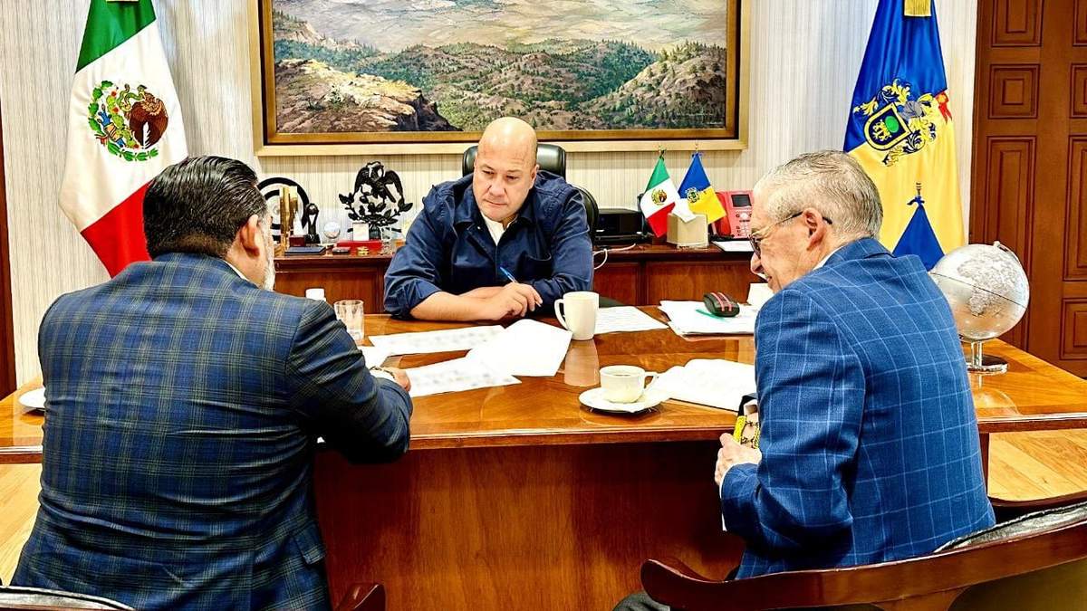 El gobernador con el fiscal Joaquín Méndez y el secretario de Gobierno, Enrique Ibarra
