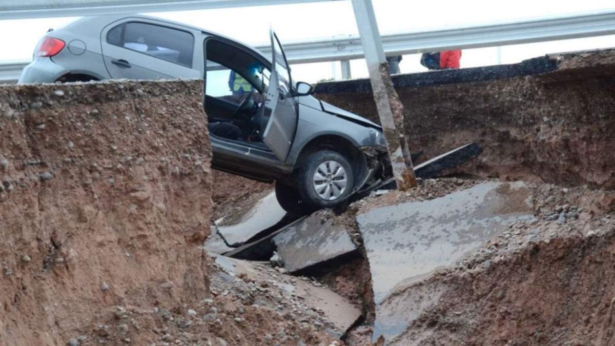 Accidente y socavón en la Autovía Norte Fuente:(Twitter)